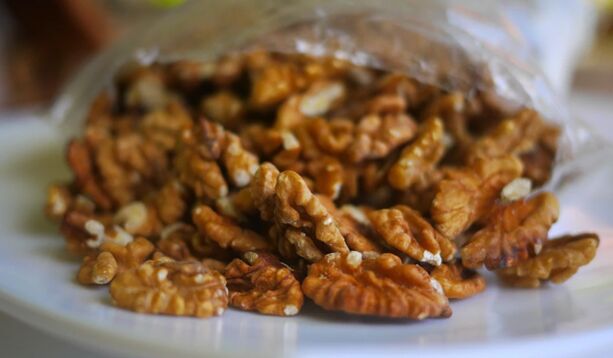 Pecans in a man's diet will improve blood circulation and increase potency